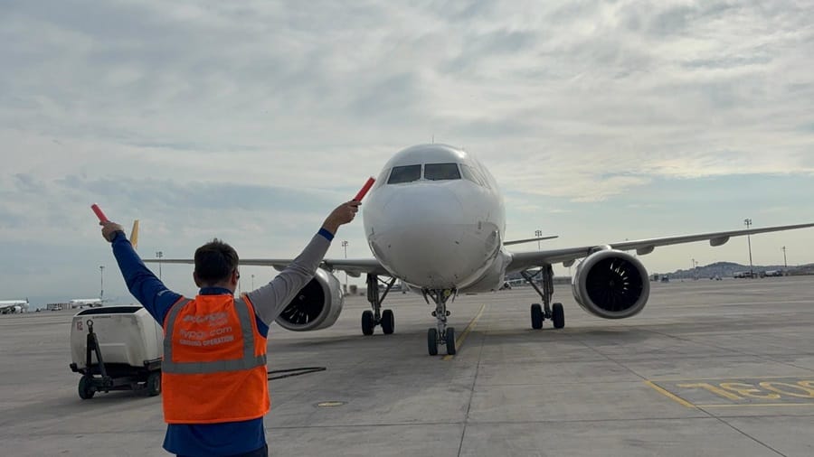 İRAN’DA MAHSUR KALAN PEGASUS UÇAĞI 52 GÜN SONRA SABİHA GÖKÇEN’DE ALKIŞLARLA KARŞILANDI